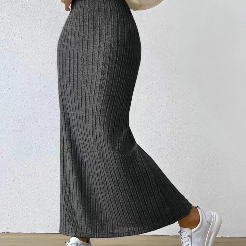 Elegant Gray Ribbed Maxi Skirt